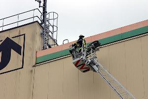 Bild: Retten einer Person vom Dach des Fettsprühturms mit der Drehleiter aus Lebach