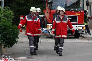 Bild: Einsatzkräfte des DRK bringen einen Verletzten zur Verletztensammelstelle