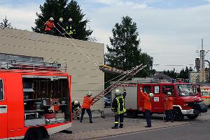 Bild: Retten einer Person vom Dach eines Gebäudes mit Hilfe eines Leiterhebels