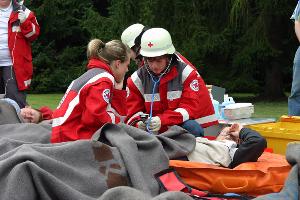 Bild: Versorgung der Verletzten durch Einsatzkräfte des DRK