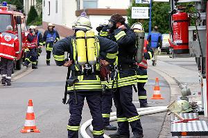 Bild: Nach dem anstrengenden Einsatz: Ablegen der Atemschutzgeräte