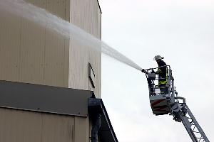 Bild: Einsatz des Wenderohres am Korb der Drehleiter