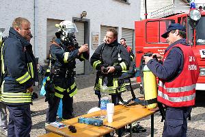 Bild: Übergabe der benutzten Atemschutzgeräte am Gerätewagen-Atemschutz