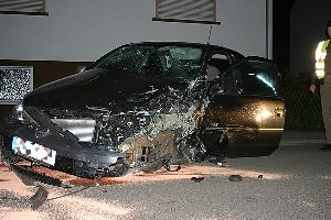 Bild: Das stark beschädigte Fahrzeug des Unfallverursachers