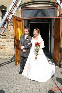 Bild: Annika & Frank vor der Kirche