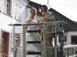 Bild: Nicole und Andre bei der Fahrt mit der Drehleiter