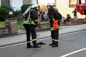 Bild: Vorbereiten für den Atemschutzeinsatz