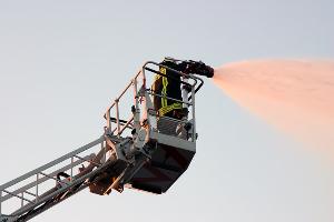 Bild: Einsatz des Wenderohres am Korb der Drehleiter