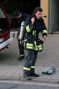 Bild: Nach dem Einsatz: Ablegen der Atemschutzgeräte