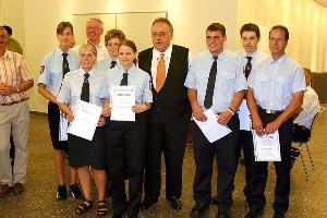 Bild: Vom Feuerwehrmannanwärter zum Feuerwehrmann/-frau wurden Ralf Schmitt, Stephan Blum, Patrick Freudenberg, Michelle Gerstner, Dominik Schorr, Steven Brill, Christina Decker, Daniela Glaub, Eva-Maria Hermmann und Susanne Hofstetter befördert