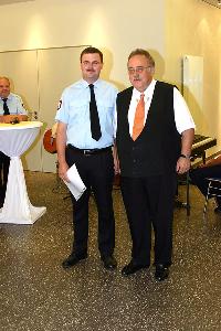 Bild: Den Oberfeuerwehrmann Michael Ganster konnte Bürgermeister Fritz-Hermann Lutz zum Hauptfeuerwehrmann befördern