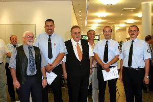 Bild: Die beiden stellvertretenden Löschbezirksführer Michael Scherer aus Hierscheid und Rainer Becker aus Habach wurden ebenfalls vom Oberlöschmeister zum Brandmeister befördert