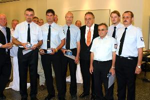 Bild: Für ihre 20-jährige Mitgliedschaft wurden Thomas Becker, Dirk Bruckhaus, Marko Alt, Leidinger Markus, Tino Kienel, Reinhard Fuchs, Helmut Meyer und Thomas Etringer ausgezeichnet