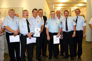 Bild: Eine Auszeichnung für 35 Jahre aktiven Dienst erhielten Erich Daub, Günter Hoffmann, Willi König, Peter Bethscheider, Arnold Laub, Peter Saar, Karl Paul, Manfred Stein, Michael Egler, Gerhard Hellbrück, Joachim Bastuck, Günter Klesen und Klaus Theis