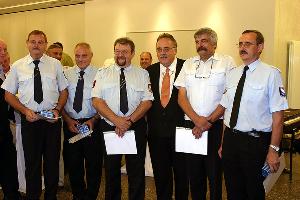 Bild: Für 40 Jahre aktive Mitgliedschaft wurden Oswald Schweitzer, Willi Brill, Josef Bettscheider, Herbert Hahn, Otmar Groß, Günter Neu und der Wehrführer Hermann Josef Recktenwald ausgezeichnet