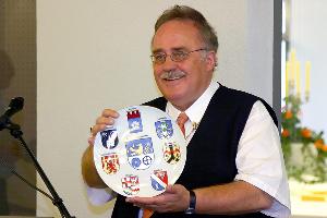 Bild: Kreisbrandinspekteur Günter Sticher überreichte dem Bürgermeister und Chef der Wehr Fritz-Hermann Lutz den Wappenteller des Landkreises Neunkirchen
