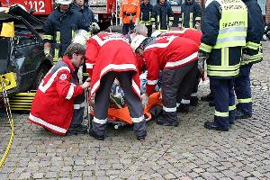 Bild: Nach der Befreiung übernimmt der Rettungsdienst die weitere Versorgung des Patienten