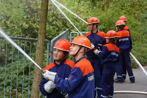 Bild: Brandbekämpfung an der Jahreshauptübung der Jugendfeuerwehren in Wiesbach