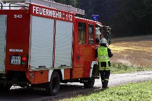 Bild: Die ersteintreffende Mannschaft aus dem Löschbezirk Hierscheid erhält ihren Einsatzauftrag vom Einsatzleiter