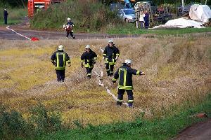 Bild: Eine Schlauchleitung musste vom Löschteich zum Einsatzort verlegt werden