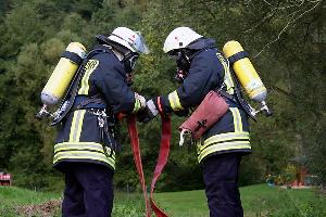 Bild: Vorbereiten für den Löschangriff im Inneren des Gebäudes