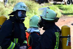 Bild: Wegen der Rauchentwicklung mussten viele Arbeiten unter Atemschutz durchgeführt werden