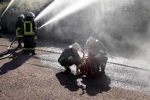 Bild: Ein Überdrucklüfter wird in Stellung gebracht, um den Brandrauch aus dem Gebäude zu drücken