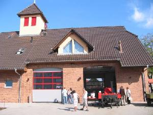 Bild: Gerätehaus Nehesdorf mit aufgebauter Feldküche