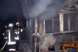 Bild: Mit zwei Rohren bekämpften die Feuerwehrleute aus Dirmingen und Eppelborn den Brand