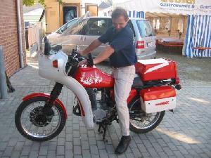 Bild: Uwe Schulz auf dem Feuerwehr-Krad