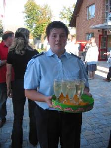 Bild: Ines B. beim Sektempfang unserer Kameraden am Feuerwehrfest von Nehesdorf im Jahr 2005