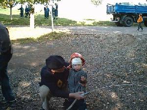 Bild: Auch die Kleinsten hatten Spaß am Spritzen. Sicherheit muss sein und ein Helm gehört dazu.