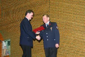 Bild: Raimund Woll wurde vom Vorsitzenden des Kreisfeuerwehrverbandes für seine 50jährige Mitgliedschaft ausgezeichnet