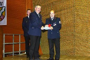 Bild: Der Vorsitzende des Landesfeuerwehrverbandes Detlef Köberling überreichte das deutsche Feuerwehrehrenkreuz in Silber im Auftrag des Präsidenten des DFV an Gerhard Götzinger