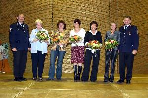Bild: Die Frauen der geehrten Feuerwehrmänner erhielten einen Blumenstrauß als Dank für die Unterstützung ihrer Männer bei der Feuerwehrarbeit