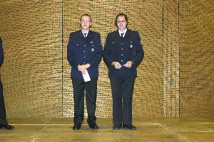 Bild: Löschbezirksführer Günther Neu dankte den Kameraden Stefan Woll und Franz Schröder für 100-prozentigen Übungsbesuch im vergangenen Jahr