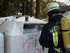 Bild: Zum Löschen kam auch Schaum zum Einsatz