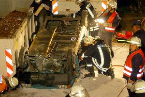 Bild: Durch die Lage des Fahrzeugs war ein Befreien der Person aufwändig