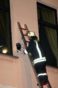 Bild: Über eine Leiter wurde der Saal gleichzeitig von aussen nach weiteren Vermissten durchsucht