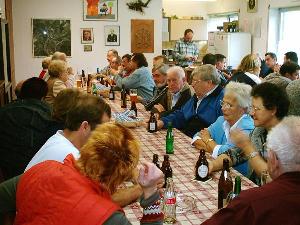 Bild: Kontaktpflege zwischen den Feuerwehrangehörigen ist ein wichtiger Bestandteil der Kameradschaft