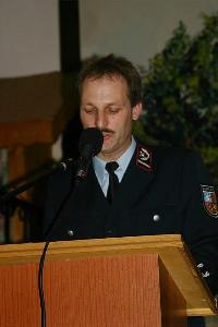 Bild: Löschbezirksführer Bernd Detzler bei der Begrüßung der Gäste (Foto: Heike Blum)