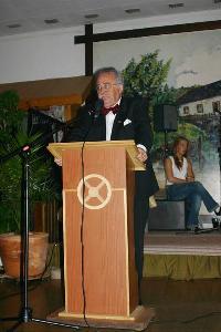 Bild: Der Bürgermeister Fritz-Hermann Lutz dankte in seiner Rede den Feuerwehrmänner für Ihr Engagement in der Feuerwehr. (Foto: Heike Blum)