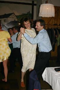 Bild: Der Löschbezirksführer wagt nach einer musikalischen Rettungsaktion von zwei Feuerwehrfrauen ein Tänzchen mit seiner geretteten Nadja. (Foto: Heike Blum)