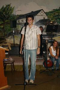 Bild: Alleinunterhalter Thomas Kuhn aus Humes brachte die Leute zum Lachen. (Foto: Heike Blum)