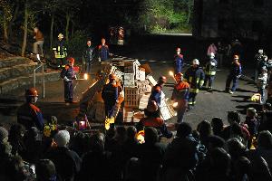 Bild: Vorbereitungen zum Entzünden des Martinsfeuers