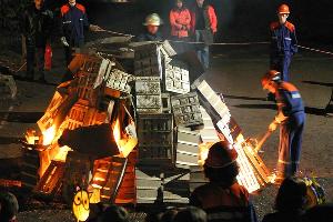 Bild: Nachdem Pastor Marx das Zeichen gab, wurde das Martinsfeuer von der Jugendfeuerwehr entzündet