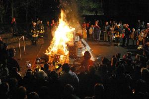 Bild: Viele Menschen drängten sich um das Martinsfeuer
