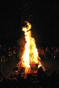 Bild: Das große Martinsfeuer auf dem Eppelborner Schulhof sorgte für zahlreiche leuchtende Kinderaugen