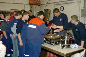 Bild: Im Anschluß gab's Currywurst zur Stärkung