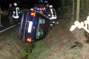 Bild: Eines der beteiligten Fahrzeuge blieb auf der Seite in einem Straßengraben liegen